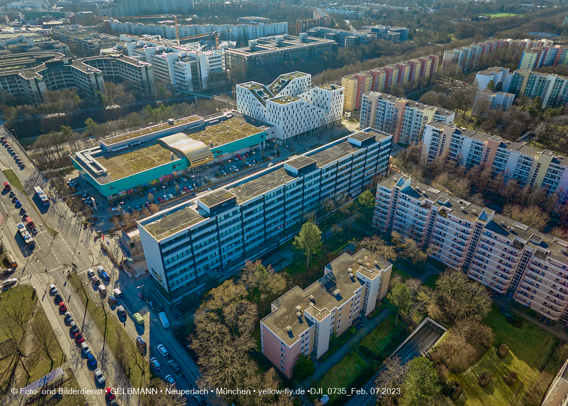 07.02.2023 - Luftbilder von der Montessori Schule im Plettzentrum Neuperlach